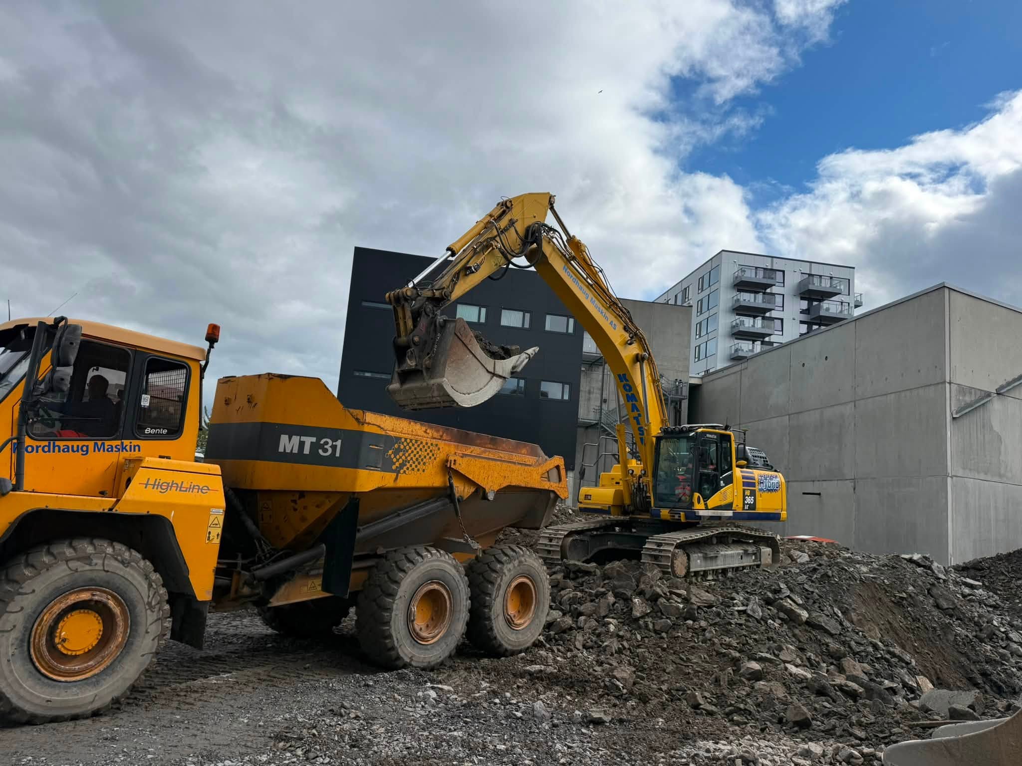 Komatsu gravemaskin i arbeid