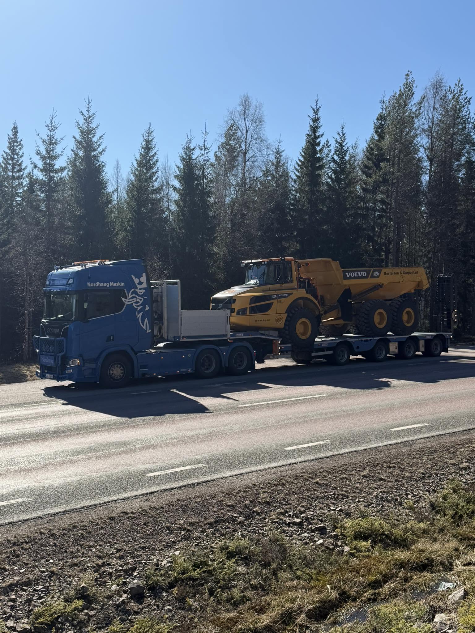 Nordhaug Maskin transporterer anleggsmaskin